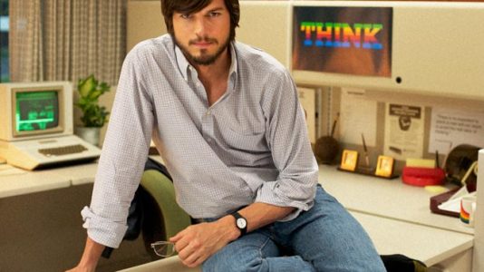 Ashton Kuther como Steve Jobs