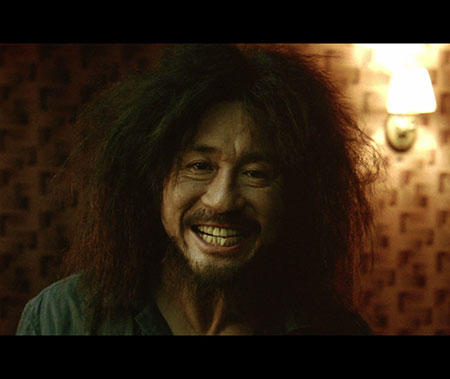 "Rie, y el mundo reirá contigo. Llora, y llorarás solo." Imagen: Screenshot Oldboy