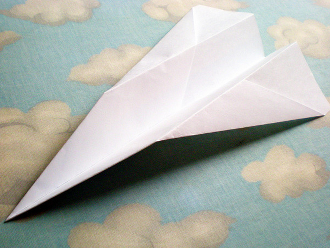 Un avión de papel vuela con un smartphone. Foto: kevharb (vía Flickr)