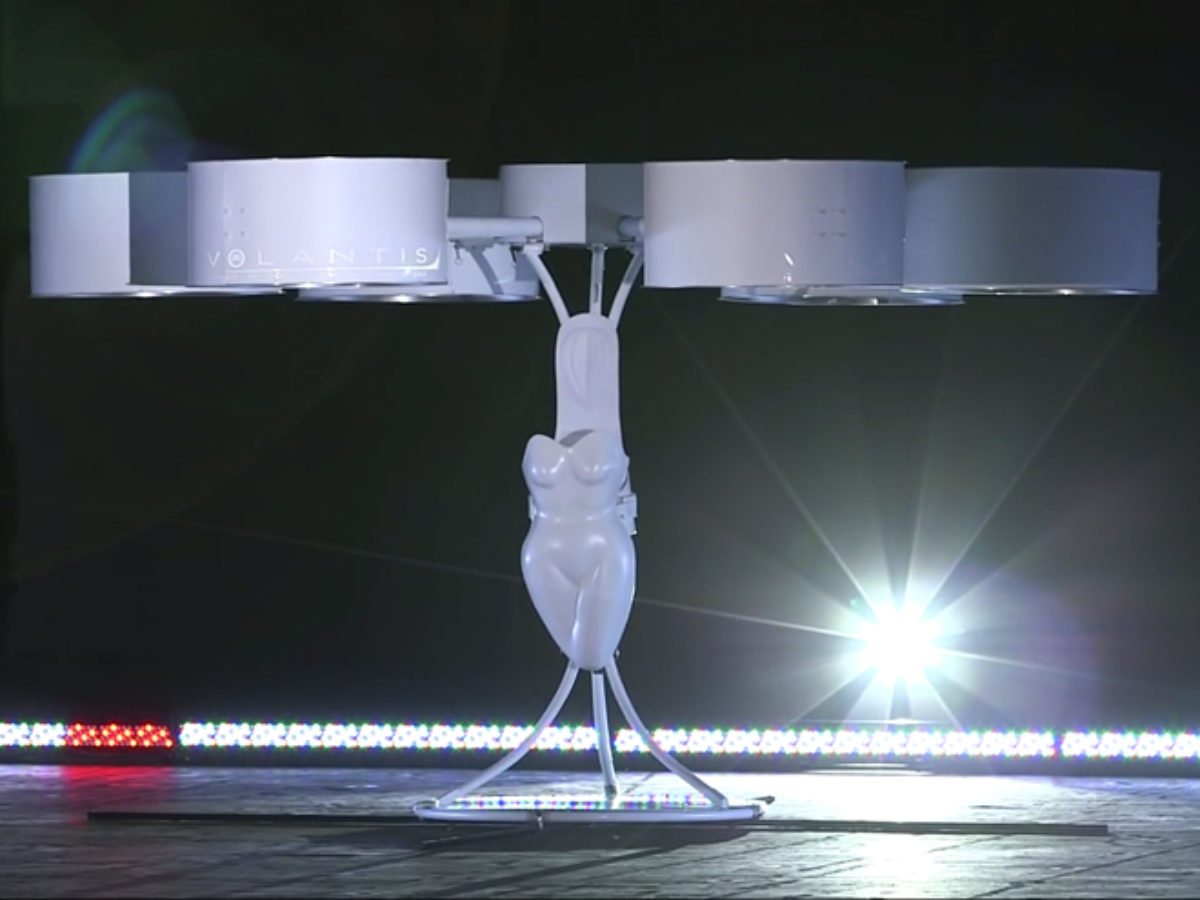 Vea en accin el vestido volador de Lady Gaga ENTER.CO Vea en accin el vestido volador de Lady Gaga ENTER.CO