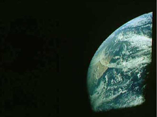 Ver a la Tierra salir desde la la Luna, placer de pocos. (Foto: Nasa)