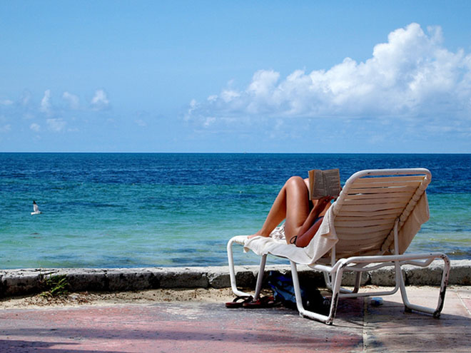 Playa, brisa, mar y libros, el combo perfecto. Foto: SBPR (vía Flickr)