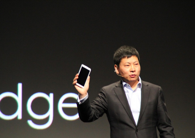 Richard Yu presentando el nuevo celular de Huawei. 