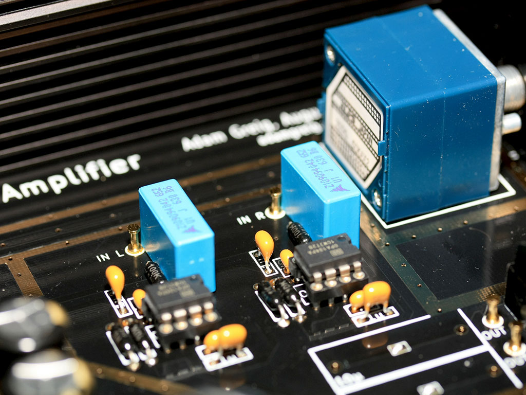 Los micro componentes que le ayudaran a oír mejor. Imagen: Randomskk (Via Flickr)