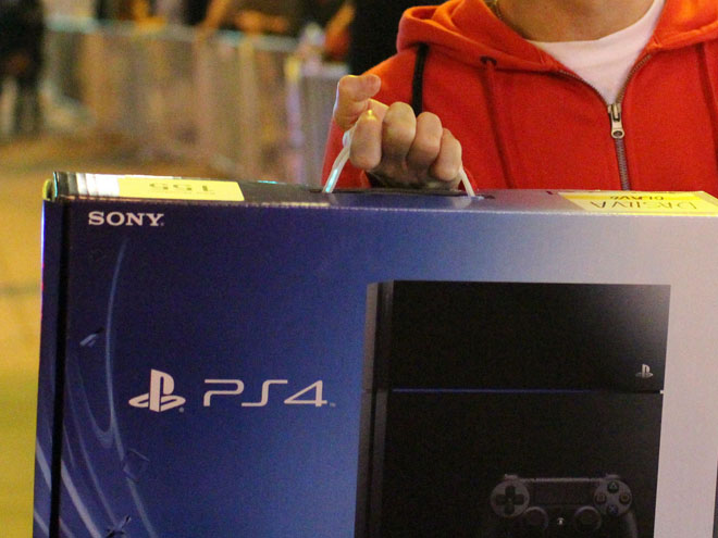 Cada vez son más los que compran un PS 4. Foto: Neon Tommy (Via: Flickr)