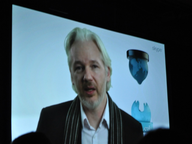 Julian Assange habló desde la embajada de Ecuador en Londres