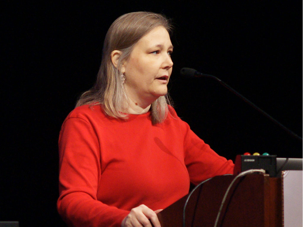 Amy Hennig dando una conferencia en el GDC 2012.