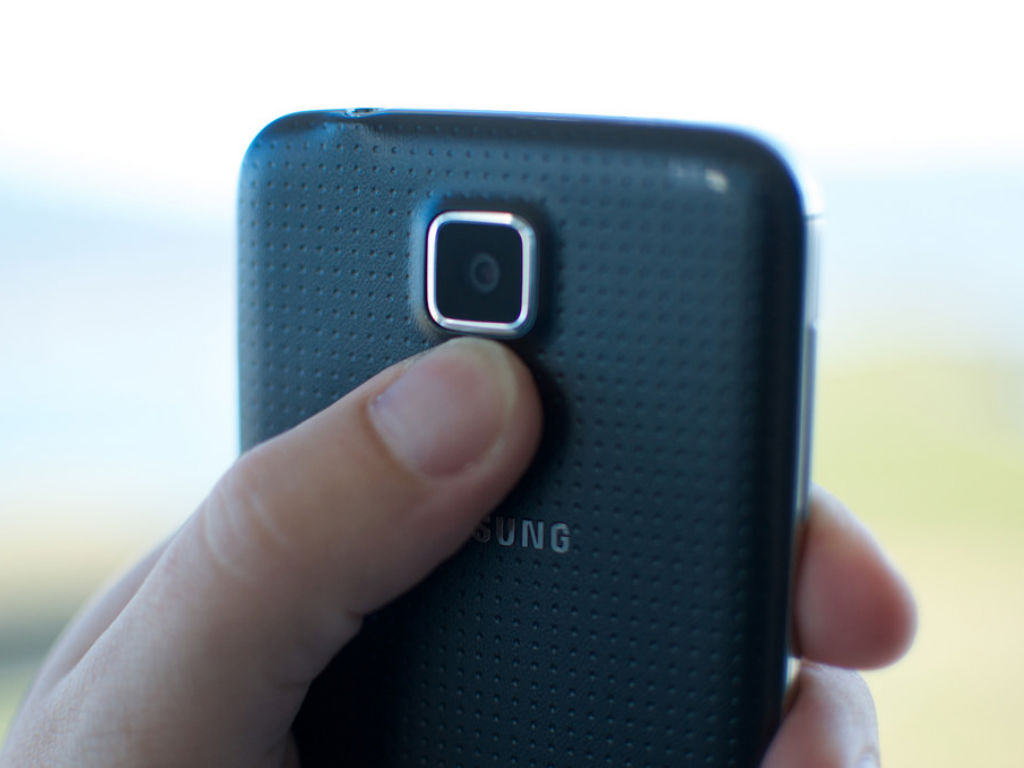 El lector del ritmo cardiaco del Galaxy S5.