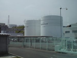 Los tanques llenos de agua  contaminada siguen siendo un problema.