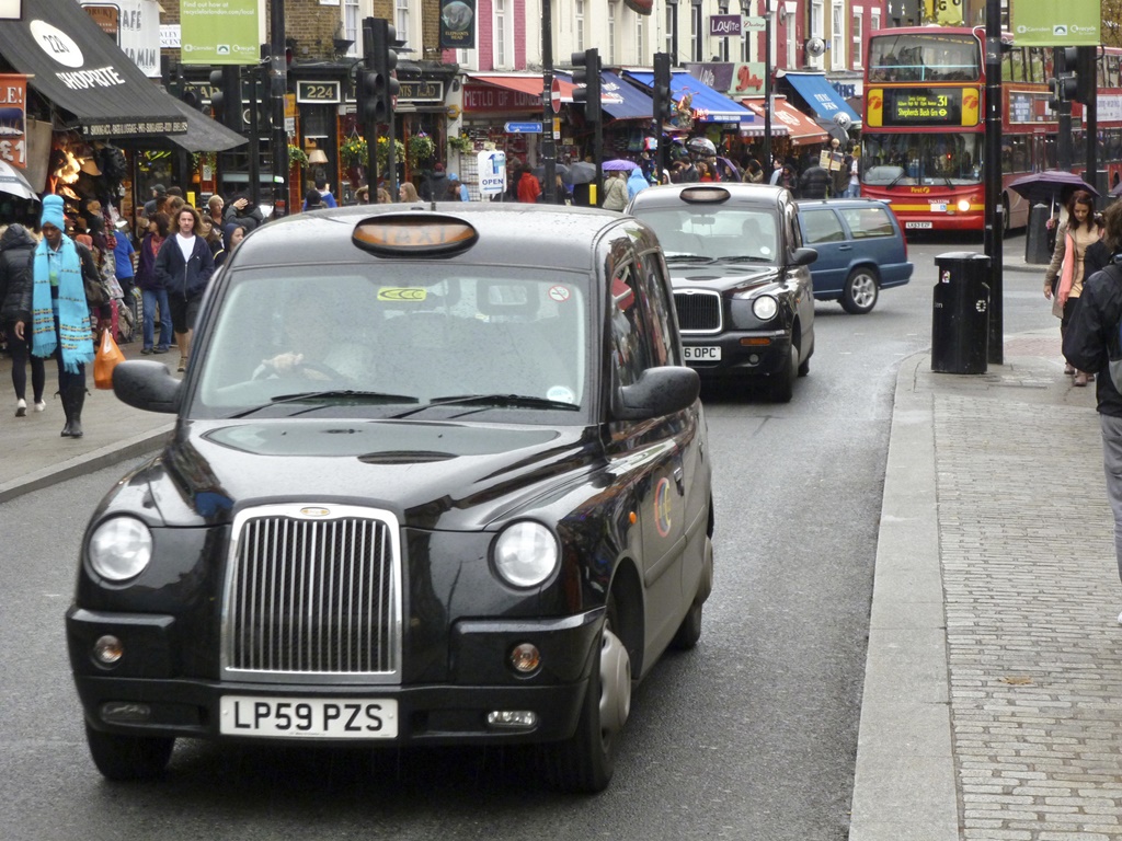 Por toda Europa grupos de taxistas toman medidas contra Uber.
