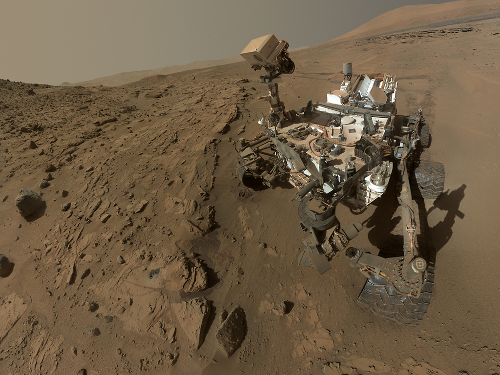 Feliz cumpleaños marciano al primer robot marciano. 
