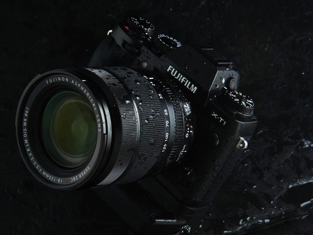 Junto a la X-T1 tiene un tanque para sacar fotos en la lluvia.