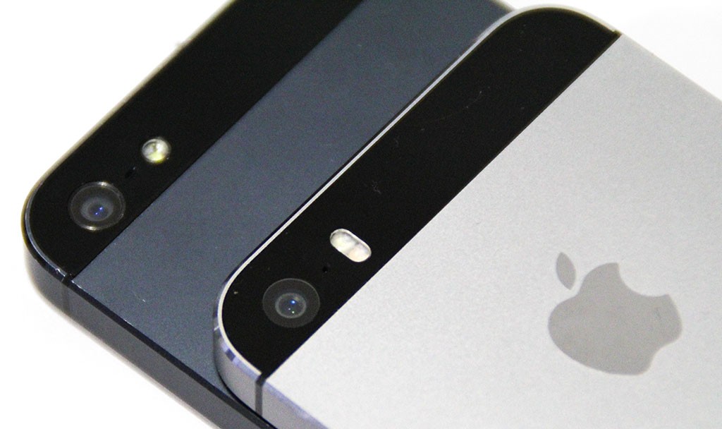 La cámara del iPhone 5S implementó estabilización de imagen por medio de software y doble flash LED.