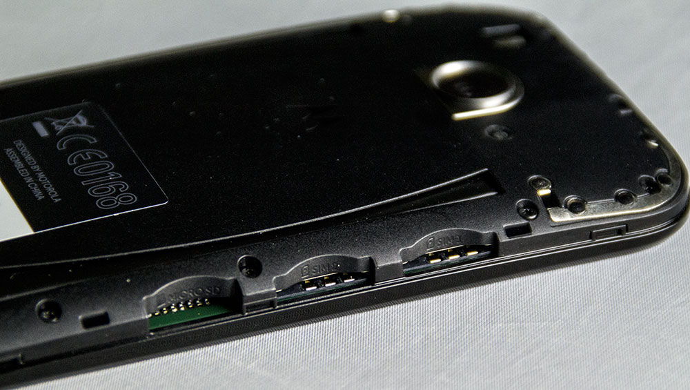 Debajo de la tapa trasera del Moto E, se encuentran dos ranuras para micro SIM y una para microSD.