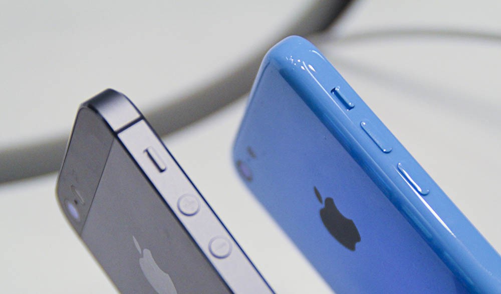 El iPhone 5S y el iPhone 5C, con carcasas de metal y plástico respectivamente. 