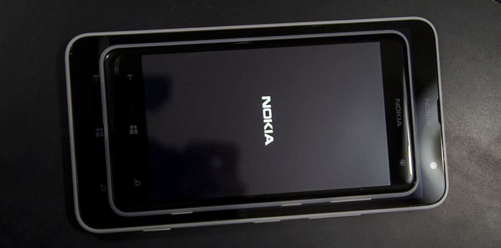 El Nokia Lumia 625 se ve pequeño al lado del Nokia Lumia 1320.