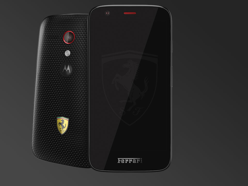 El Moto G Ferrari Edition tiene una cubierta trasera en Kevlar, y detalles rojos en el auricular y la cámara trasera.