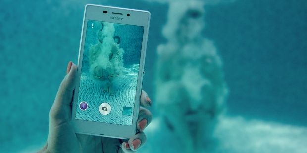 El Sony Xperia M2 Aqua permite tomar fotos y videos bajo el agua. 