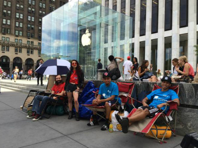Ellos son los primeros en hacer fila frente a la tienda de Apple. 