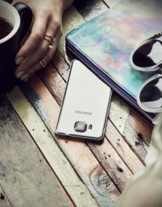 El Galaxy Alpha es la muestra del énfasis en el diseño funcional de Samsung. 