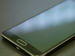 Los bordes metálicos del Note 4 y su gran pantalla. 