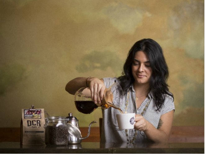 Ella es Laila Ghambari, barista en Seattle que se animó a participar en la nueva campaña. 