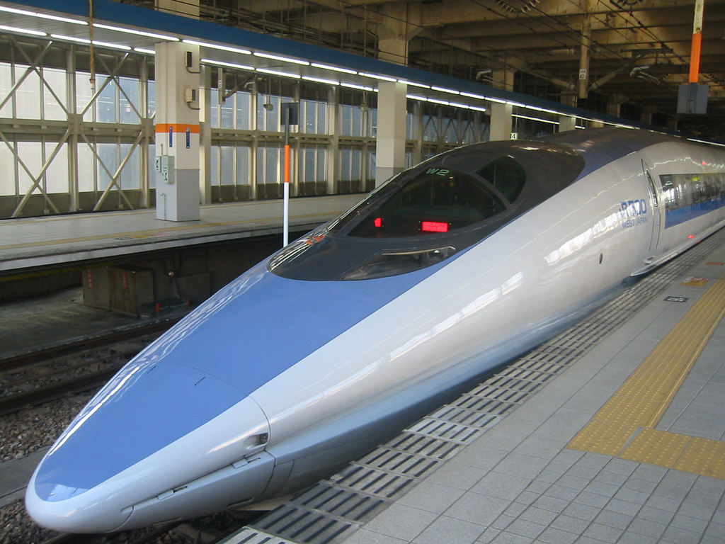 La tecnología que utilizan estos trenes se denomina maglev porque viene de la palabra levitación magnética.