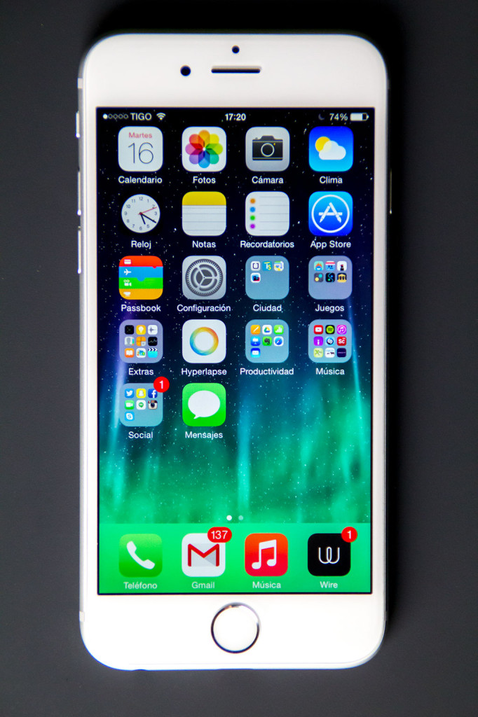 El iPhone 6 ofrece una experiencia de usuario ya conocida, pero con una pantalla de mayor tamaño.