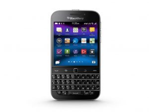 BlackBerry Classic con teclado físico y los botones característicos de BlackBerry.