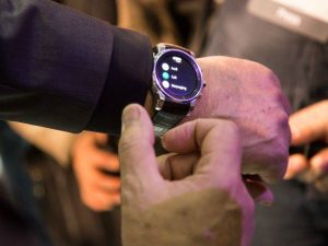 El smartwatch de LG y Audi está construído en acero inoxidable y cristal de zafiro.