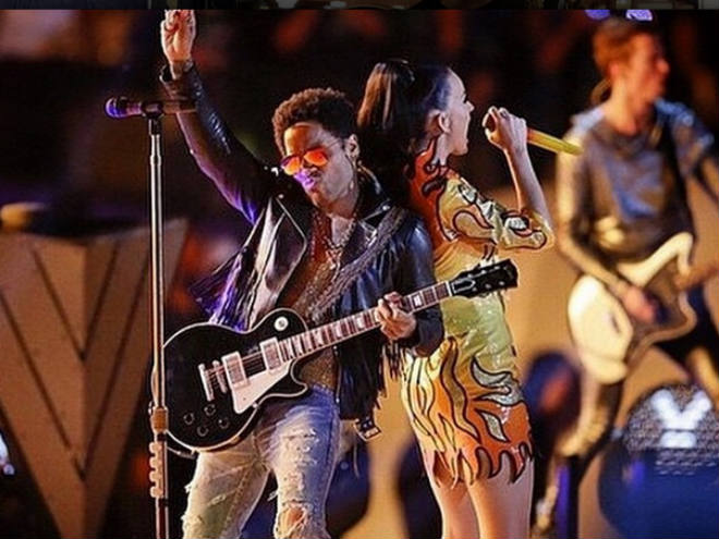 Katy Perry y Lenny Kravitz en el escenario. 