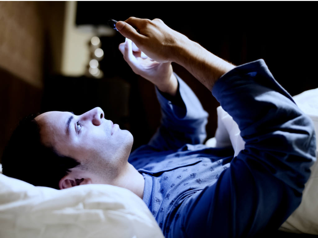Deja de mirar la pantalla de tu celular antes de dormir. 
