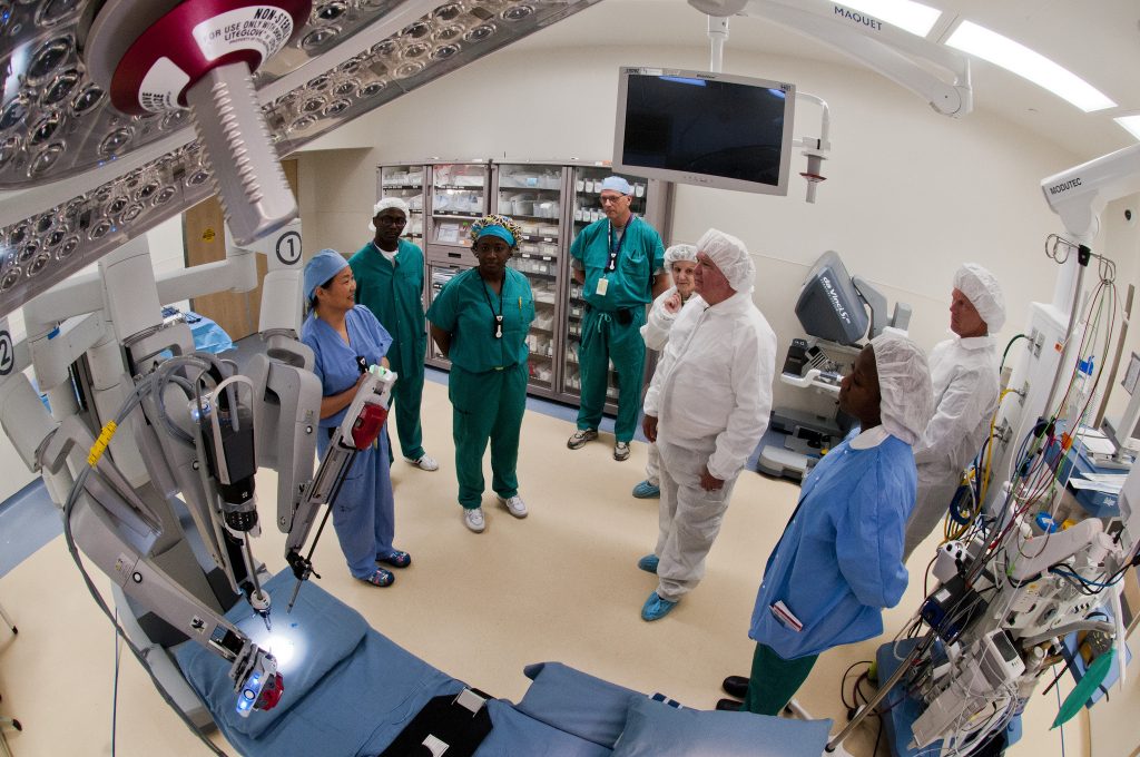 El Sistema Quirúrgico Da Vinci es un Equipo de cirugía robótica aprobado en 2000 por la Administración de Alimentos y Medicamentos (FDA) de los Estados Unidos.