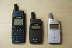 Los Ericsson con sus antenas y letras pixeladas.