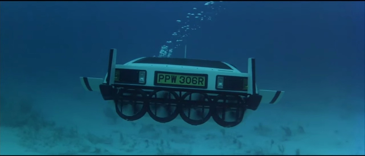 Aquella escena en la que Roger Moore dice 'Can you swim?' es todo un hito en la historia de los filmes de James Bond.