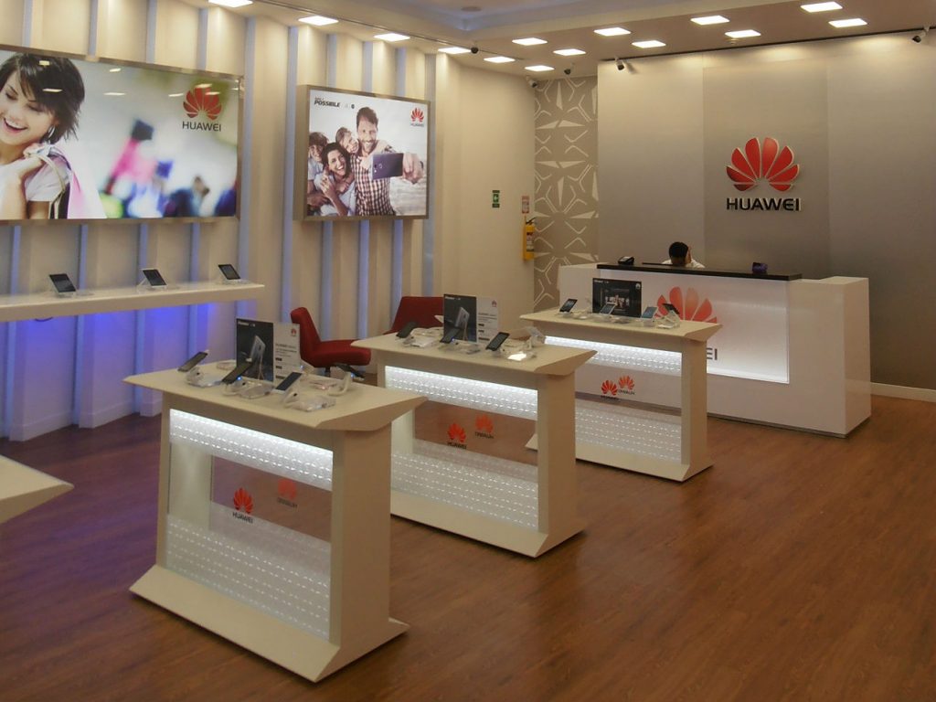 La primera tienda de Huawei en el país abrió en Titán Plaza.
