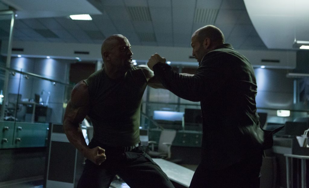 El duelo The Rock - Statham es memorable. De los mejores combates que he visto en el cine.