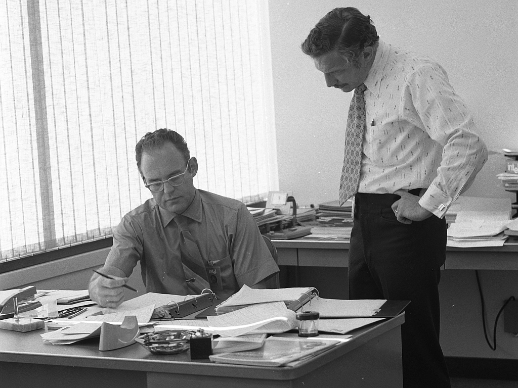Moore y su socio Noyce en 1970. 