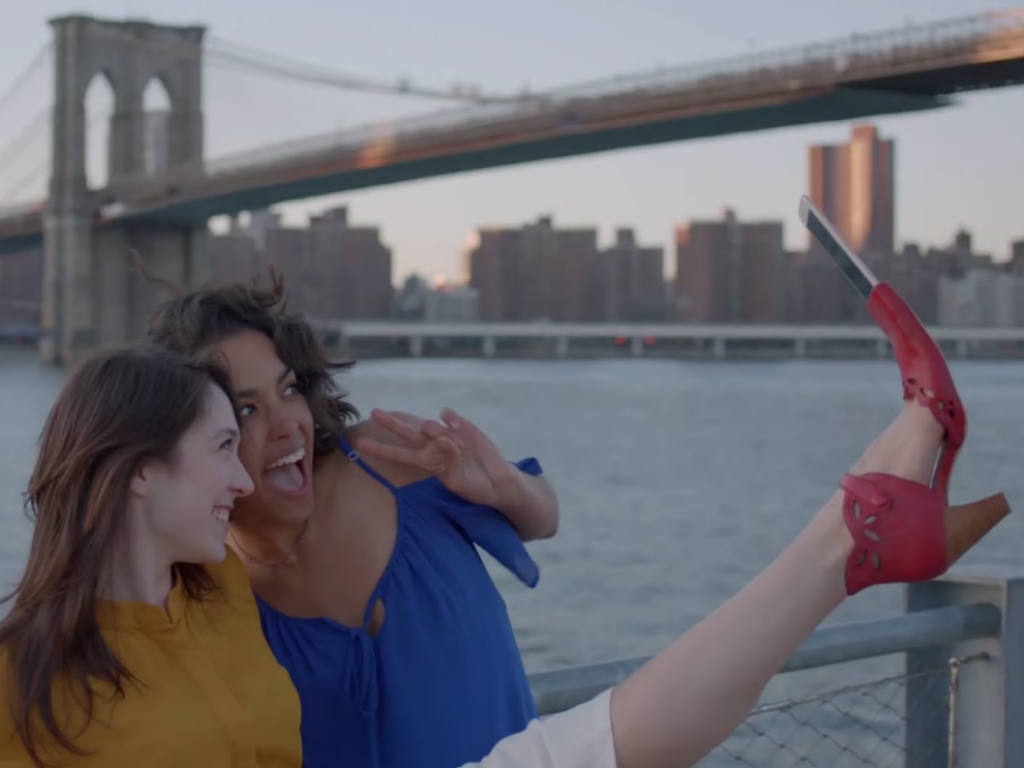 Real, no es broma. Haz clic para tomarte una foto con el 'selfie shoe'