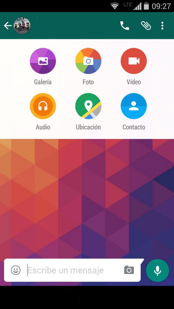 Este es el nuevo diseño de la ventana de conversación de WhatsApp para Android.