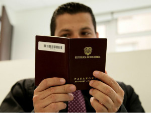 El pasaporte Colombiano actual no es biométrico.
