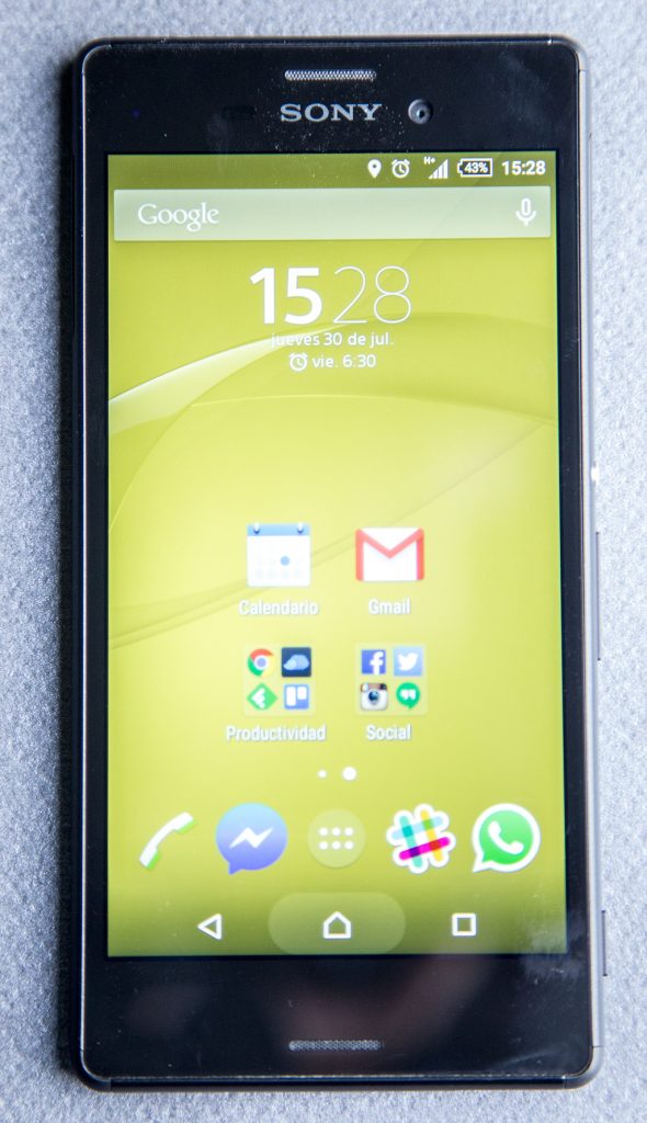 Android 5.0 Lollipop y una leve capa de personalización.