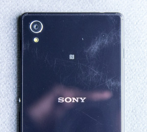 La parte trasera de plástico del Xperia M4 Aqua puede rayarse muy fácil.