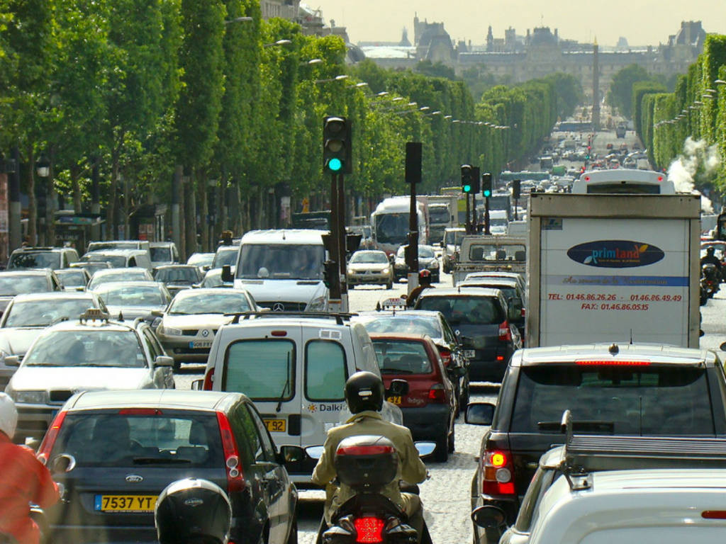 El equivalente a Uber X en Francia, es declarado ilegal. 