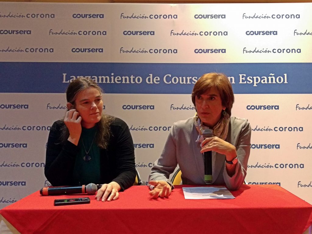 Daphne Koller, fundadora de Coursera y Ángela Escallón, Directora de la Fundación Corona, en la presentación de Coursera en Español para Colombia. 