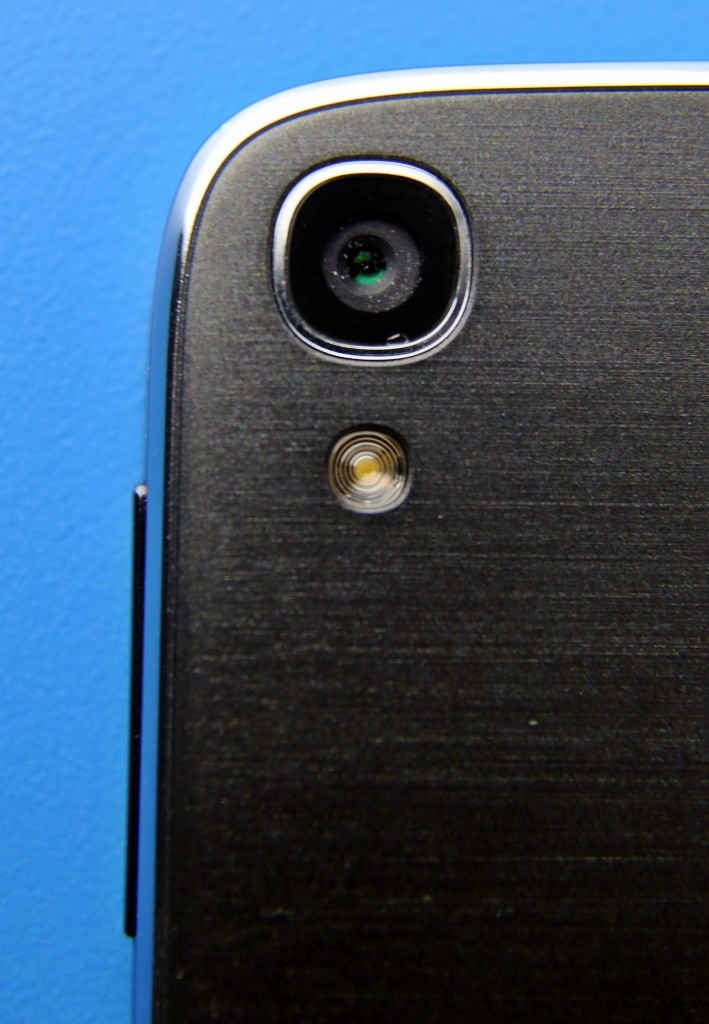 La cámara trasera del Idol 3 es de 13 megapíxeles.