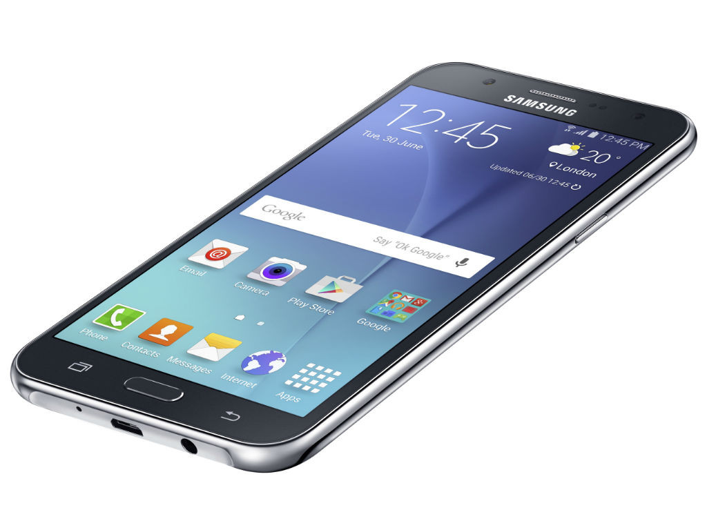 El Samsung Galaxy J7 tiene una cámara especializada en selfies, gracias a su lente gran angular y su flash frontal. 