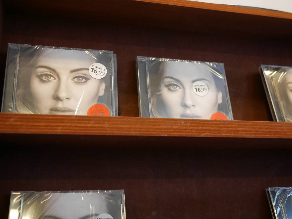 Histórico el récord en ventas de copias físicas de Adele