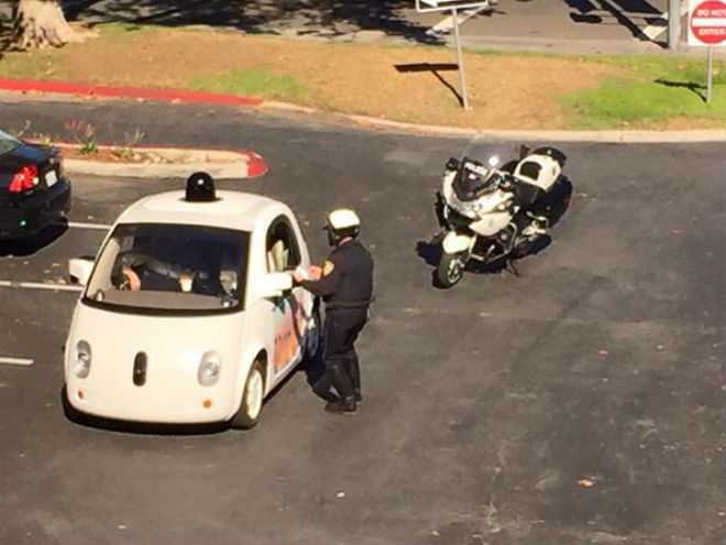 Así detuvieron a un carro de Google. 