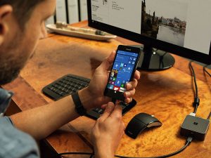 Una de las mejores cosas que tienen los Lumia 950 es la posibilidad de usarlos en modo escritorio con Continuum. 